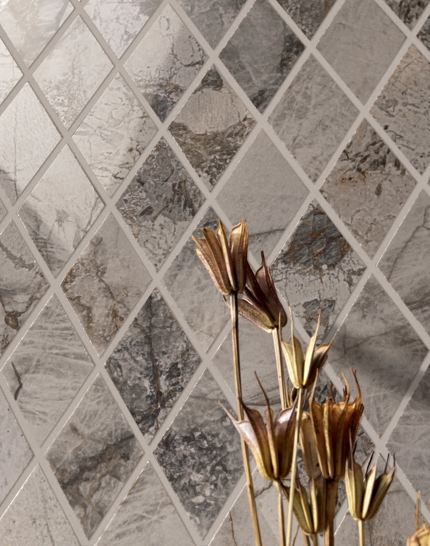 Gres La Fabbrica Ava GEMSTONE efekt marmur - aranzacja w przy kominku