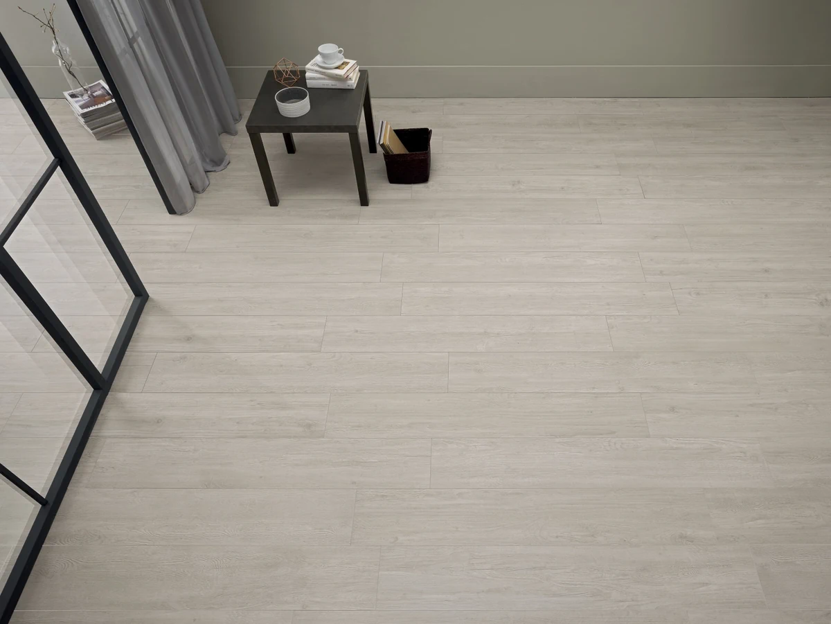 Gres La Fabbrica Ava CA FOSCARI efekt drewno - aranzacja w minimalistycznym wnetrzu