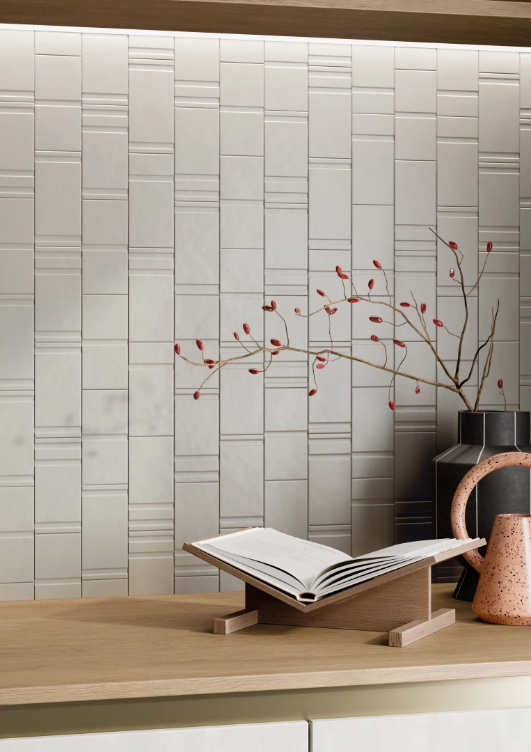 Gres La Fabbrica Ava GROOVES efekt beton - aranzacja w korytarzu z naturalnym swiatlem