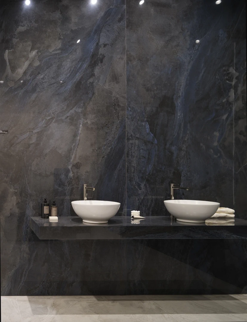 Gres La Fabbrica Ava DEEP STONE efekt kamień - aranzacja w przy kominku