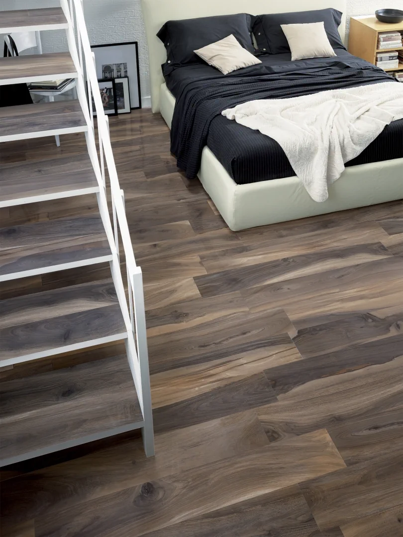 Gres La Fabbrica Ava KAURI efekt drewno - aranzacja w przy kominku