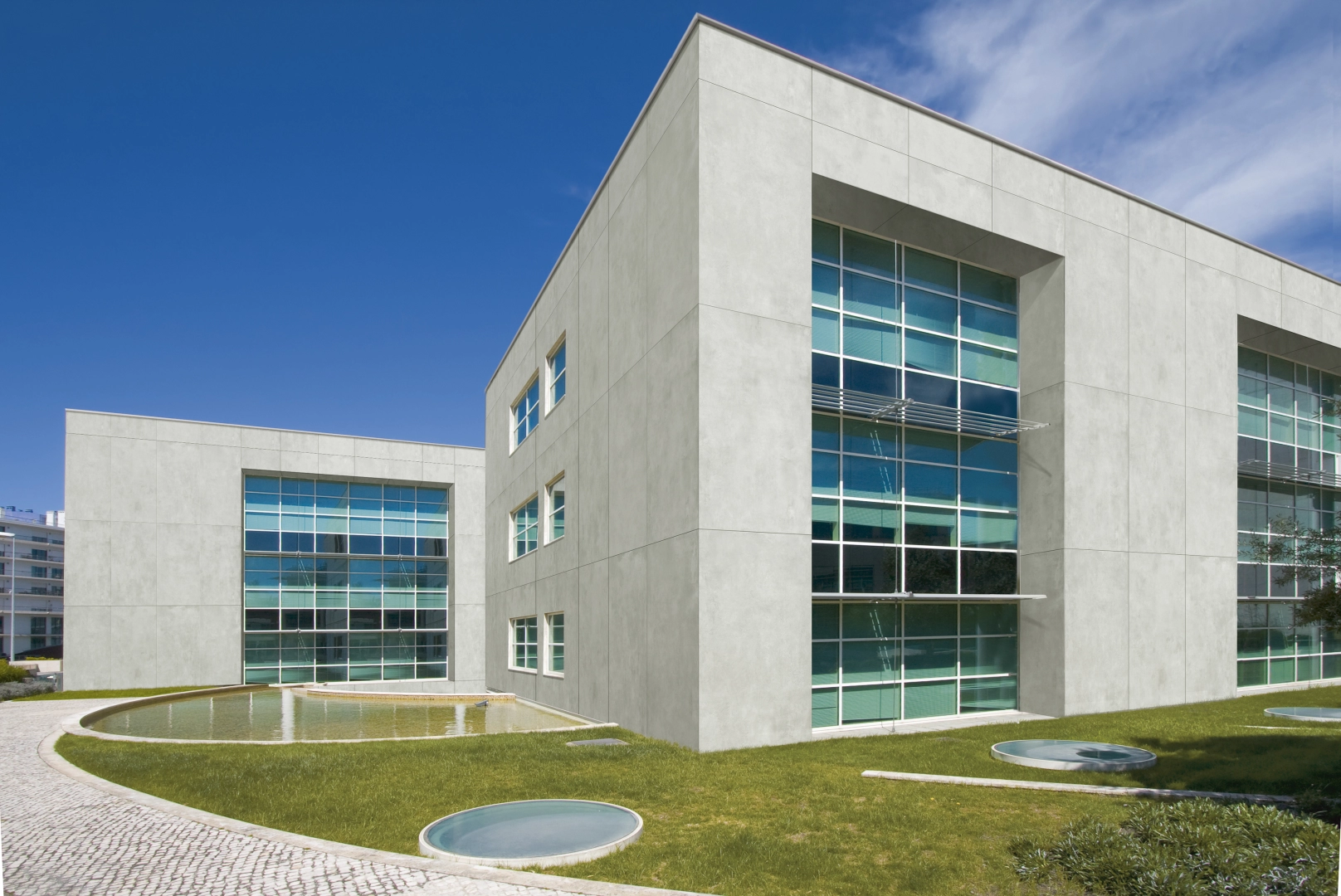 Gres La Fabbrica Ava SKYLINE efekt marmur - aranzacja w przy kominku