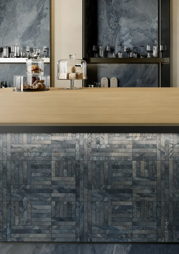 Gres La Fabbrica Ava DEEP STONE efekt kamień - aranzacja w korytarzu z naturalnym swiatlem