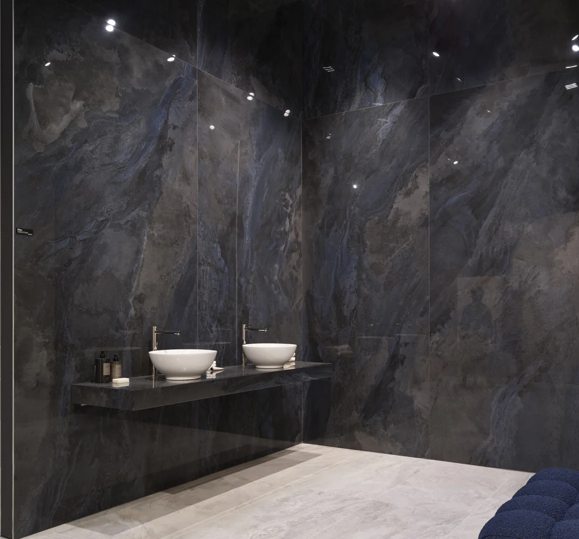 Gres La Fabbrica Ava DEEP STONE efekt kamień - aranzacja w przestronnym holu