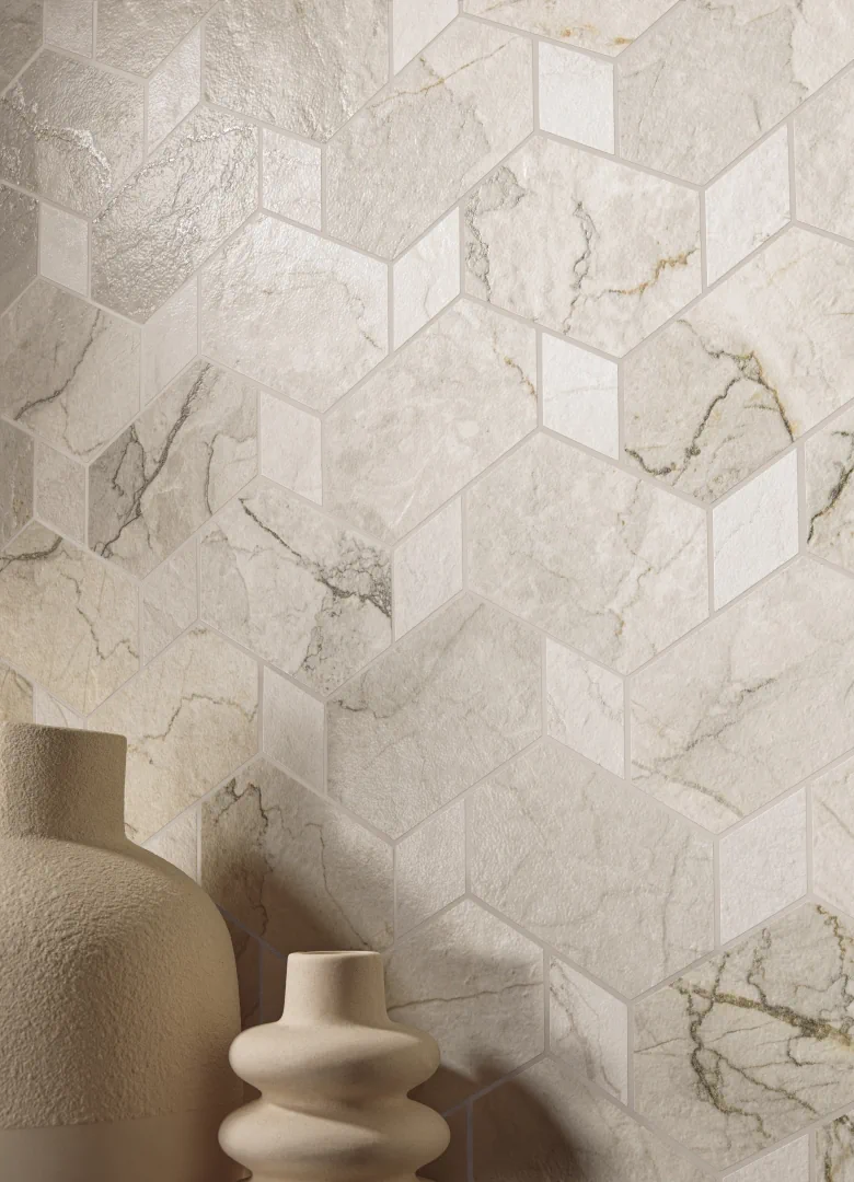 Gres La Fabbrica Ava BOLGHERI STONE efekt marmur - aranzacja w korytarzu z naturalnym swiatlem