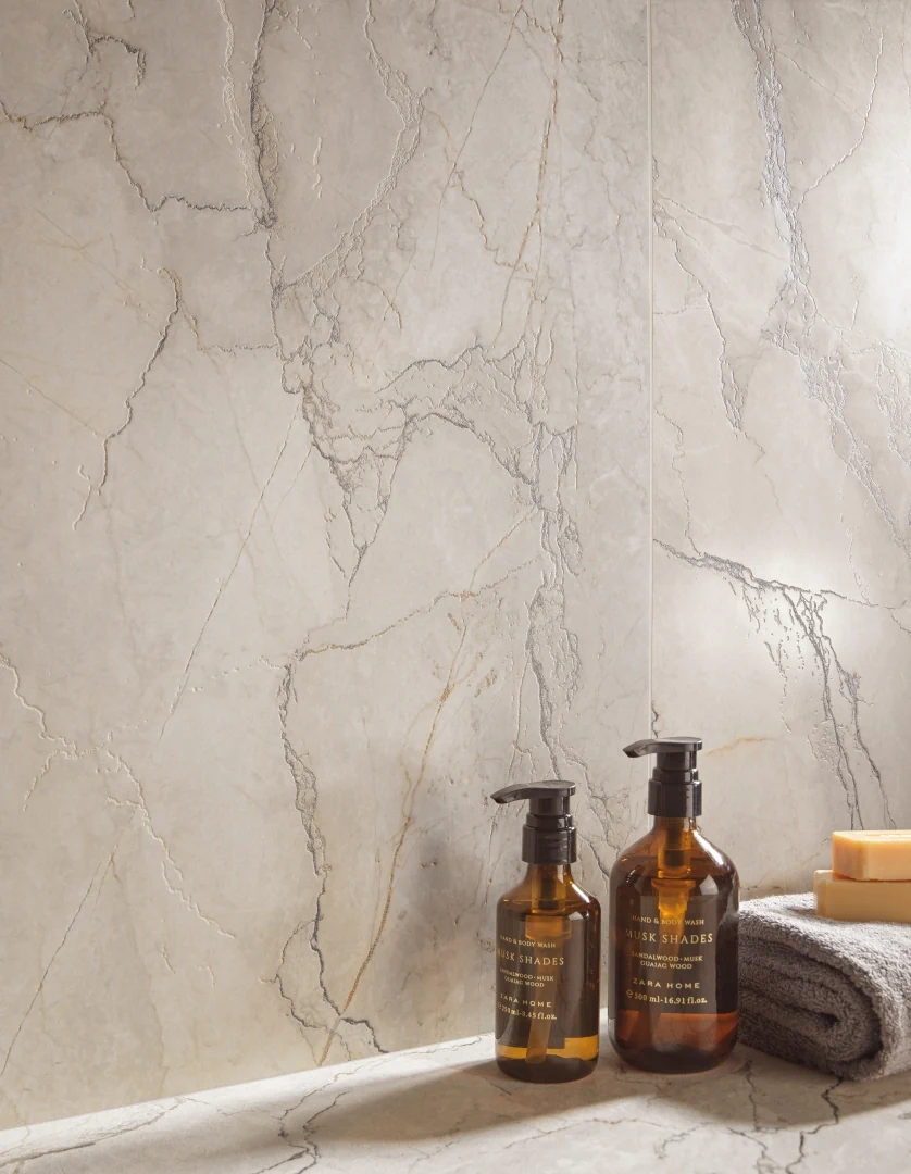 Gres La Fabbrica Ava BOLGHERI STONE efekt marmur - aranzacja w minimalistycznym wnetrzu