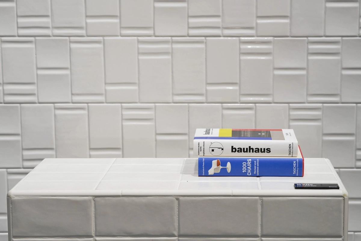 Gres La Fabbrica Ava GROOVES efekt beton - aranzacja w minimalistycznym wnetrzu