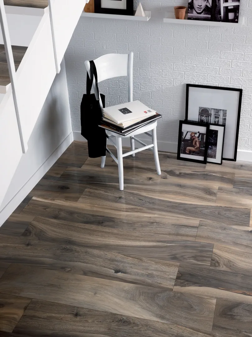 Gres La Fabbrica Ava KAURI efekt drewno - aranzacja w korytarzu z naturalnym swiatlem