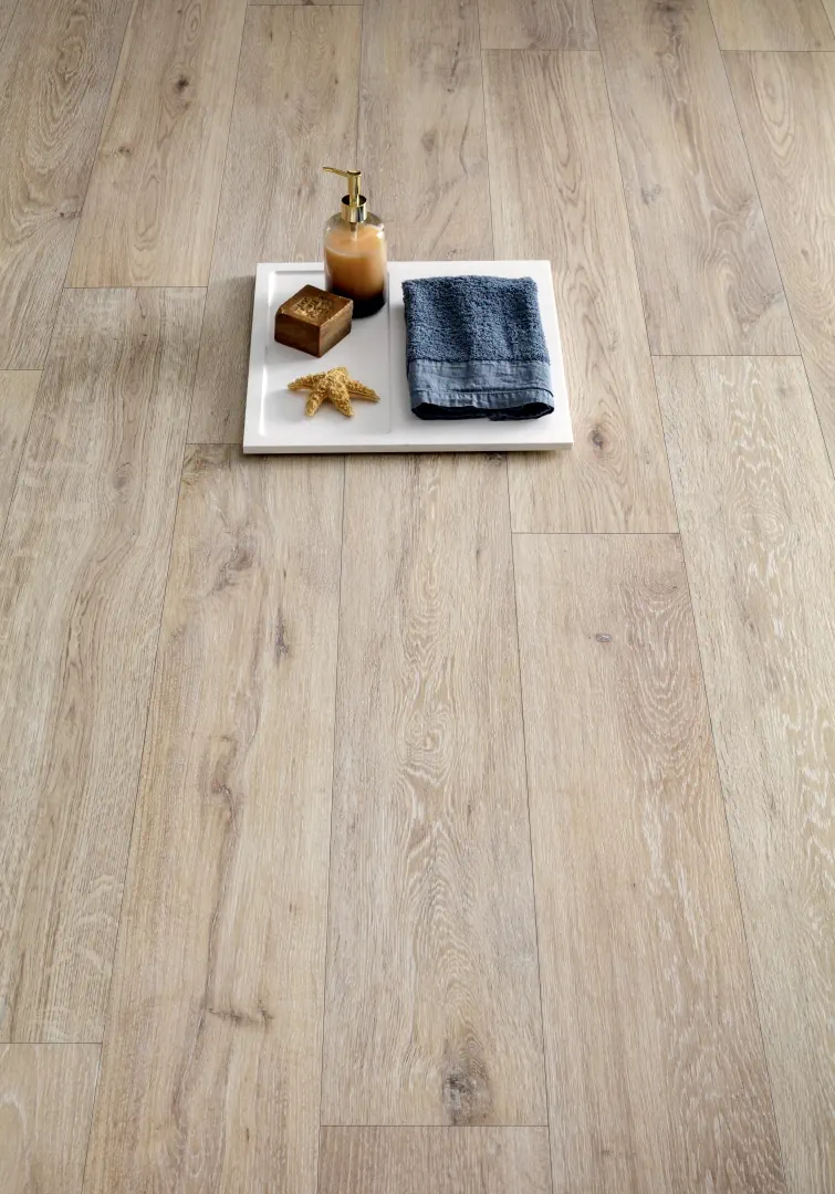 Gres Lea BIO ATTITUDE efekt drewno - aranzacja w korytarzu z naturalnym swiatlem