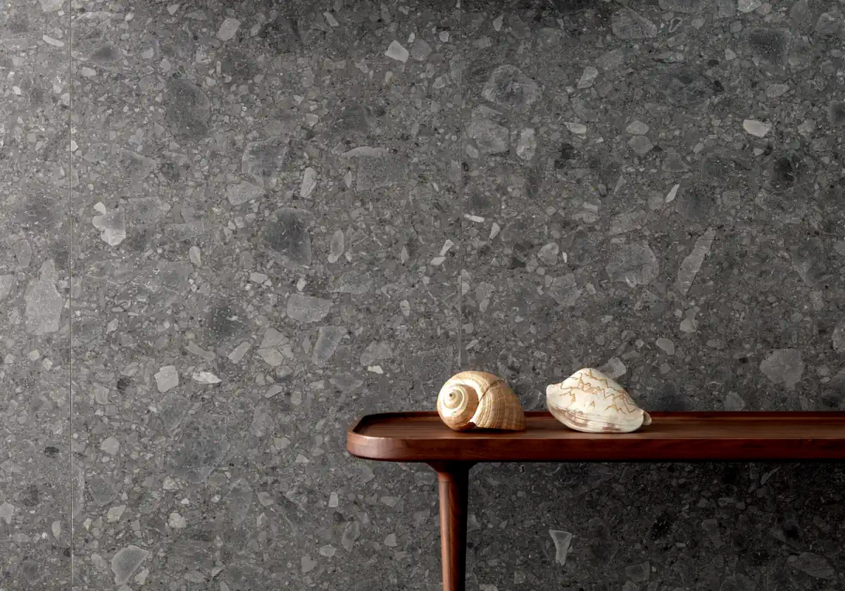 Gres Lea SIDE STONE efekt marmur - aranzacja w korytarzu z naturalnym swiatlem