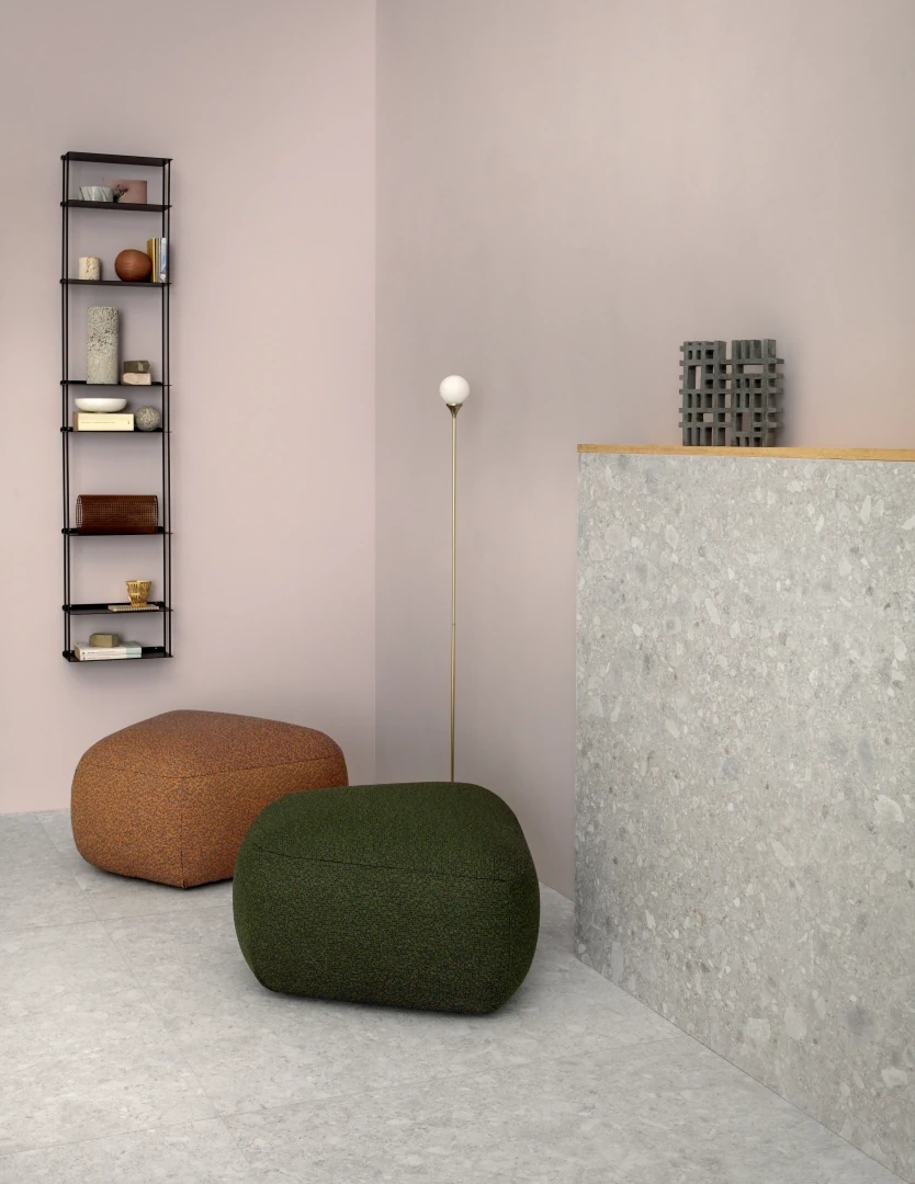Gres Lea SIDE STONE efekt marmur - aranzacja w korytarzu z naturalnym swiatlem