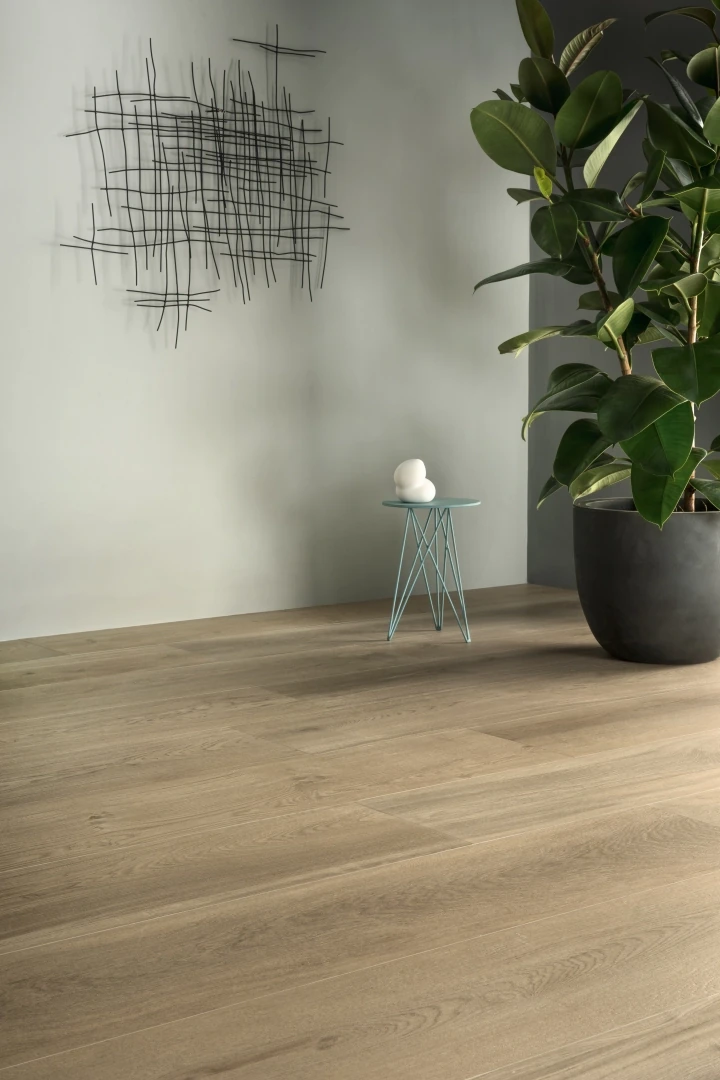 Gres Lea BIO SELECT efekt drewno - aranzacja w przestronnym holu