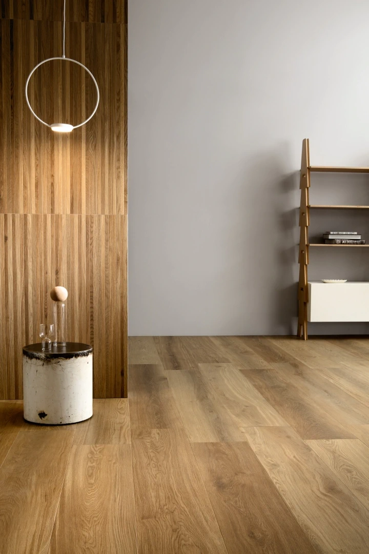 Gres Lea BIO SELECT efekt drewno - aranzacja w przestronnym holu