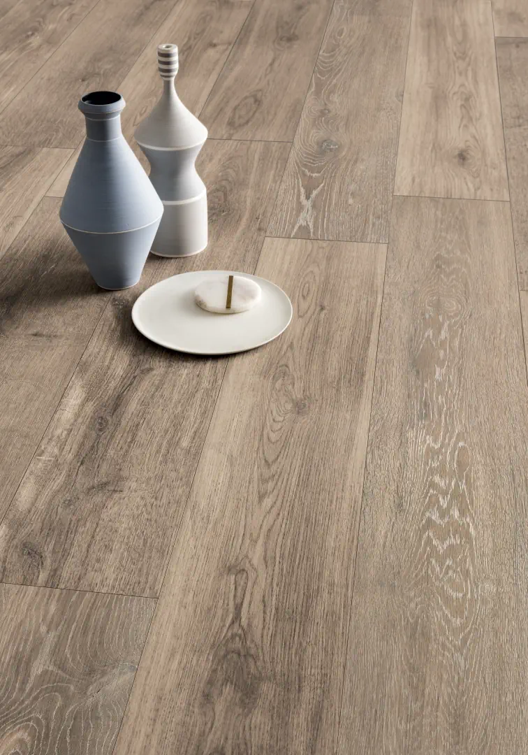 Gres Lea BIO ATTITUDE efekt drewno - aranzacja w korytarzu z naturalnym swiatlem
