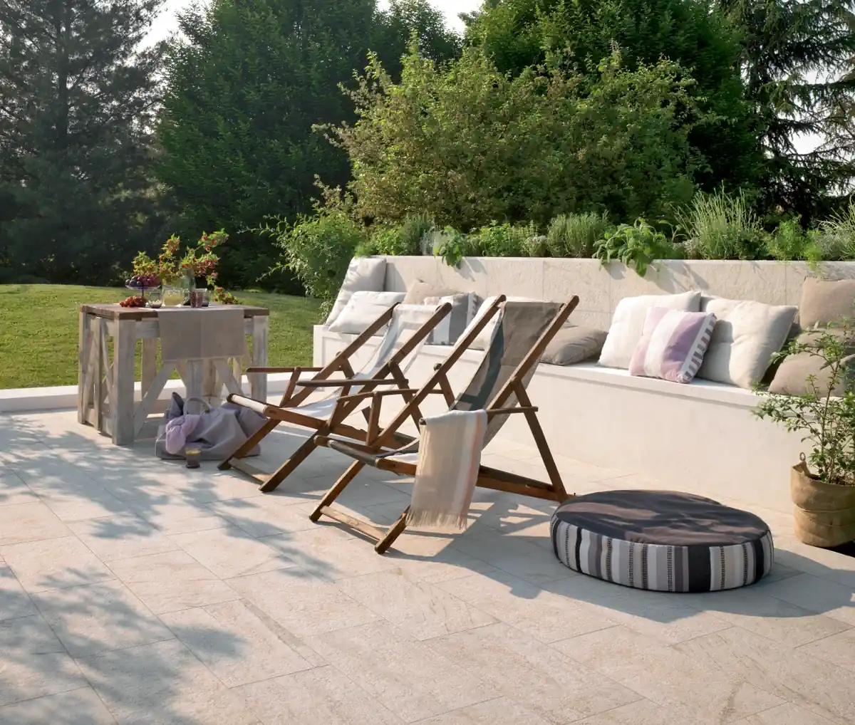 Gres Marazzi MULTIQUARTZ efekt kamień - aranzacja w przestronnym holu