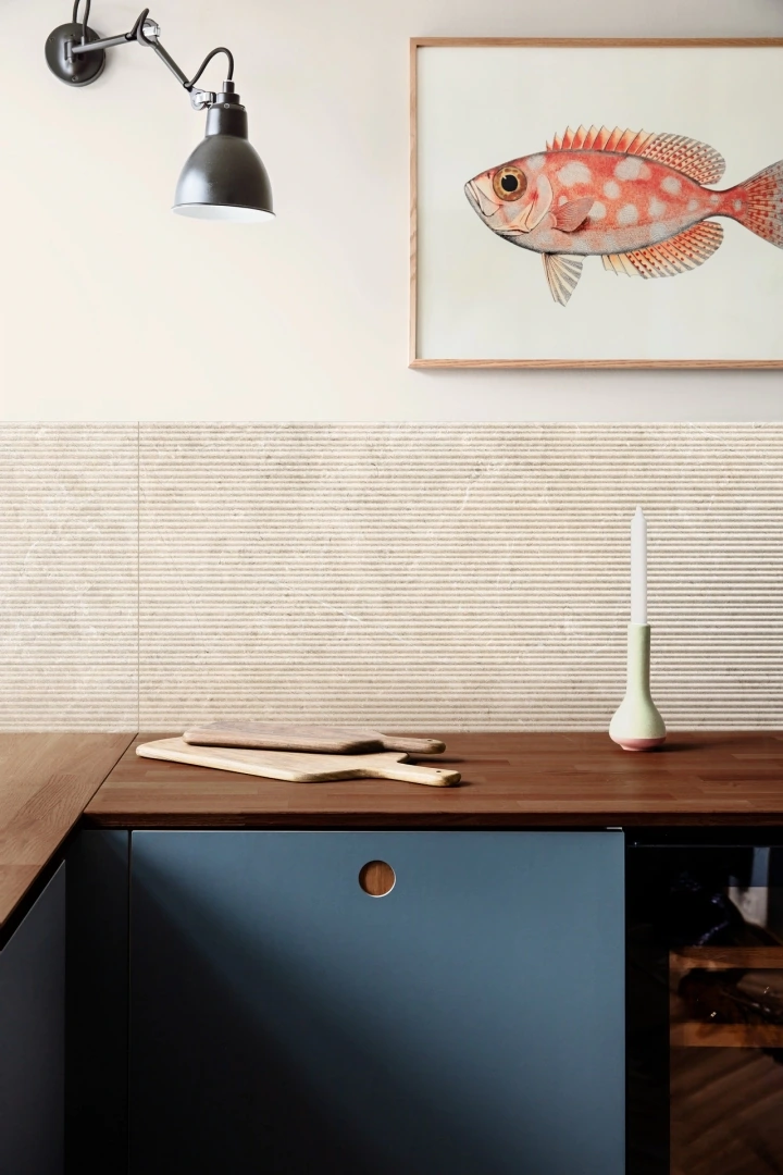 Gres Marazzi LIMESTONE WALL efekt beton - aranzacja w przy kominku