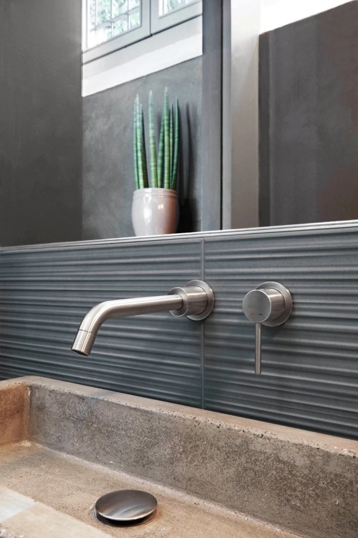 Gres Marazzi CHALK efekt beton - aranzacja w przy kominku