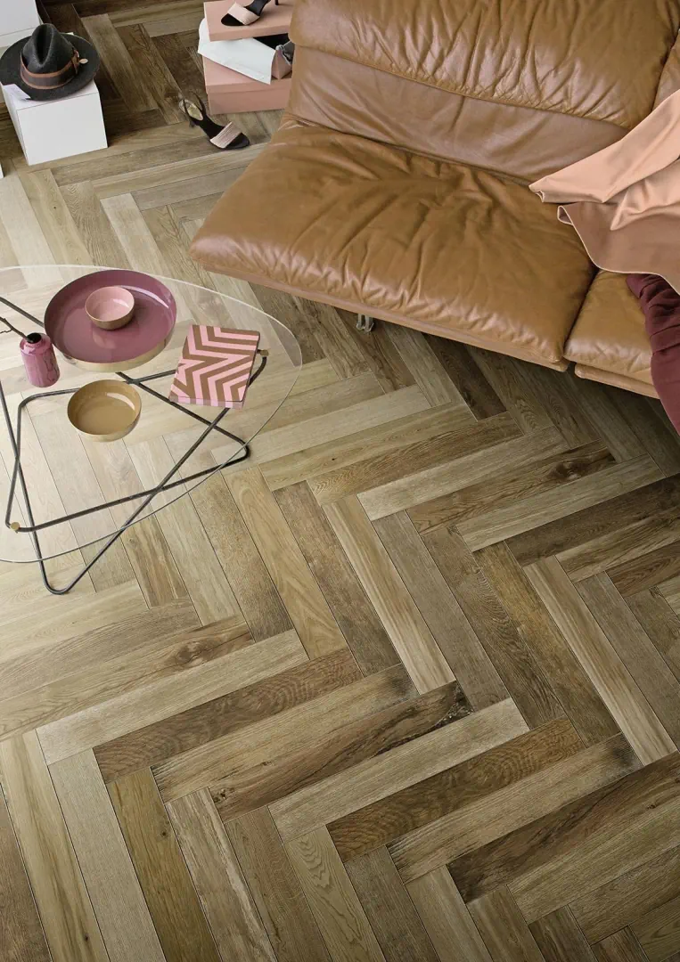Gres Marazzi TREVERKFUSION efekt drewno - aranzacja w korytarzu z naturalnym swiatlem