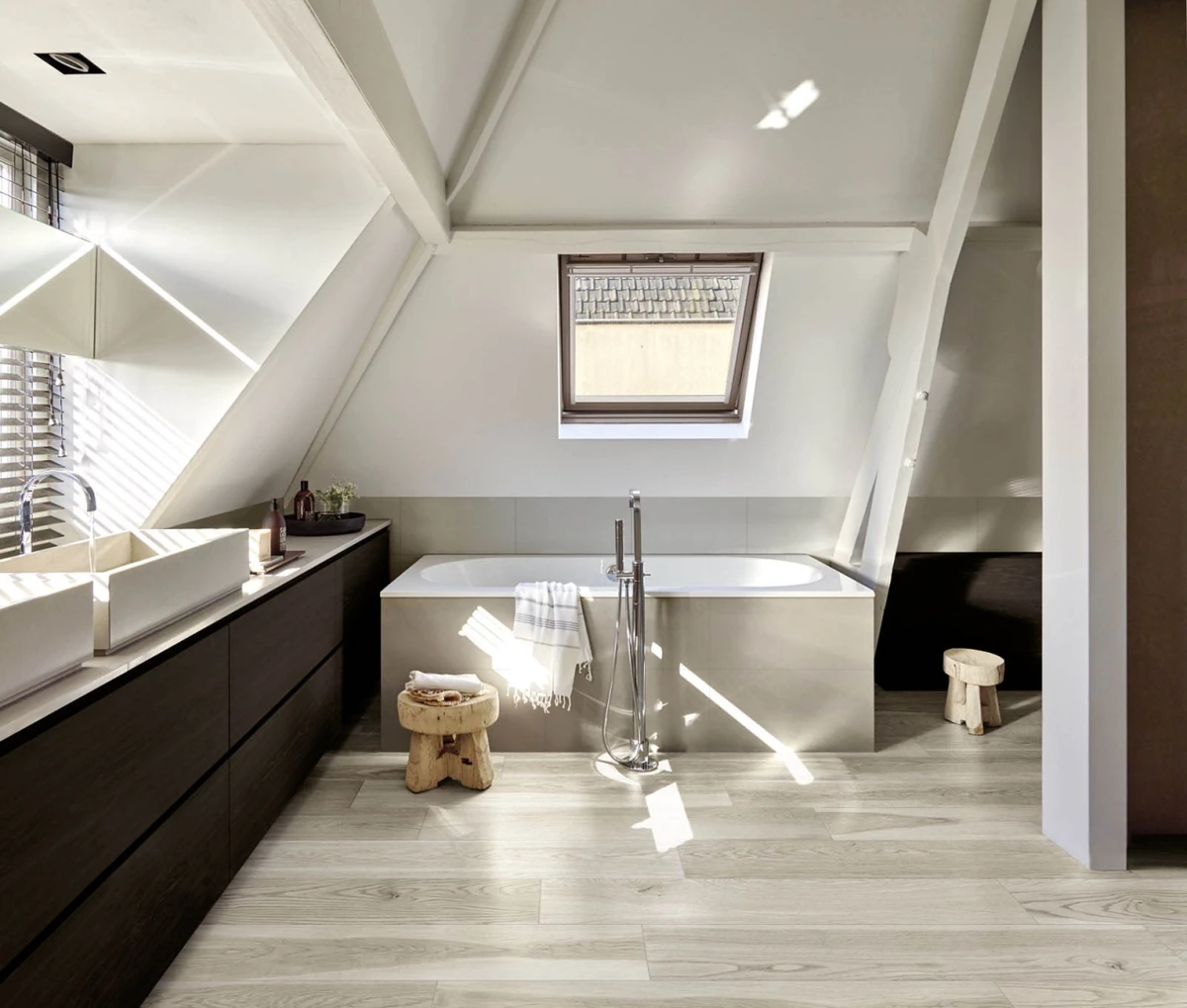 Gres Marazzi TREVERKMORE efekt drewno, - aranzacja w minimalistycznym wnetrzu