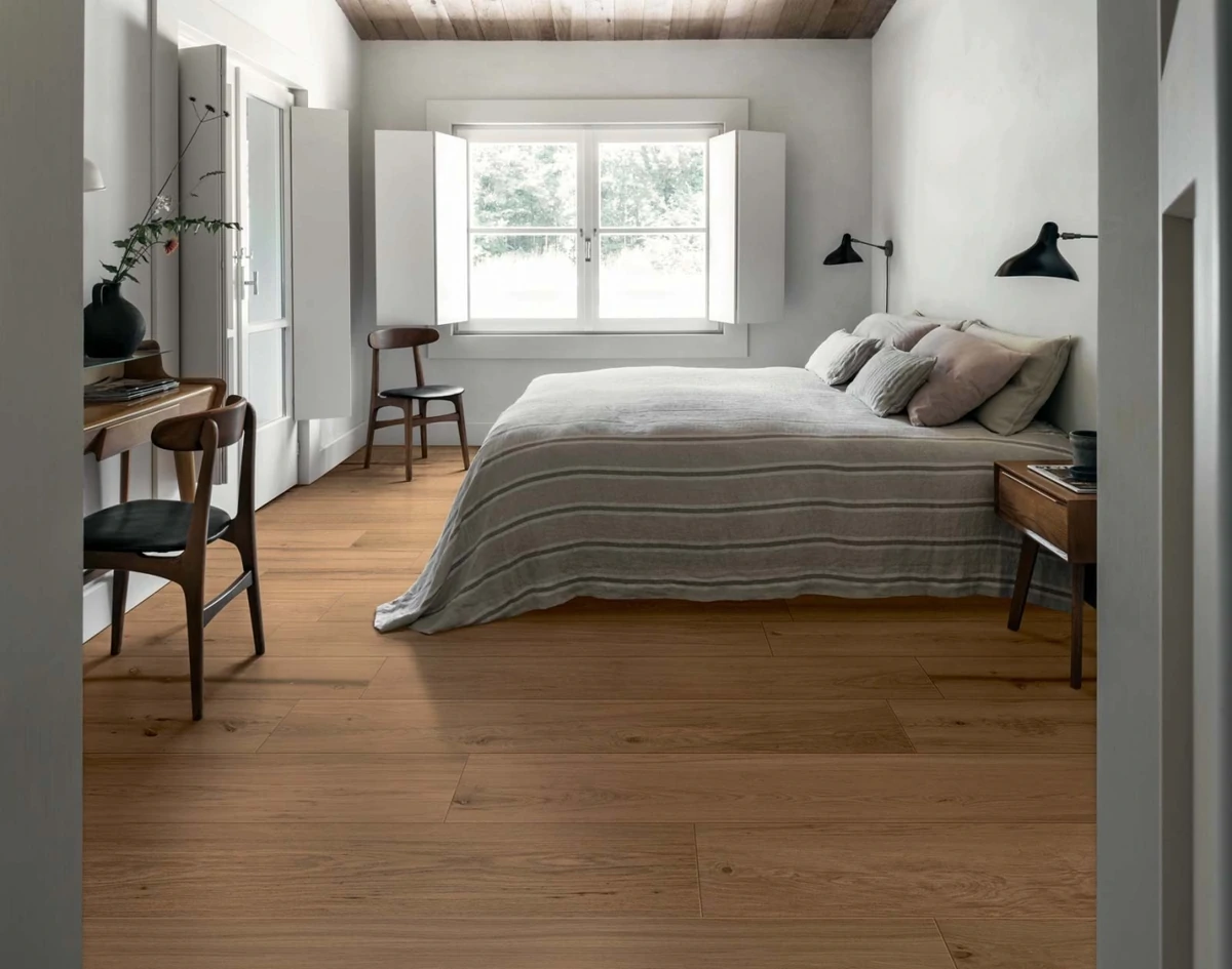 Gres Marazzi TREVERKLIFE efekt drewno - aranzacja w minimalistycznym wnetrzu
