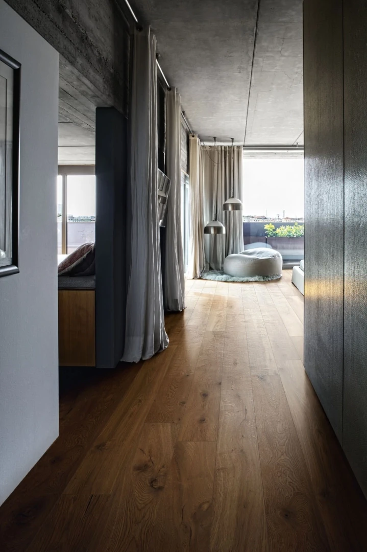 Gres Marazzi VERO efekt drewno - aranzacja w nowoczesnym salonie