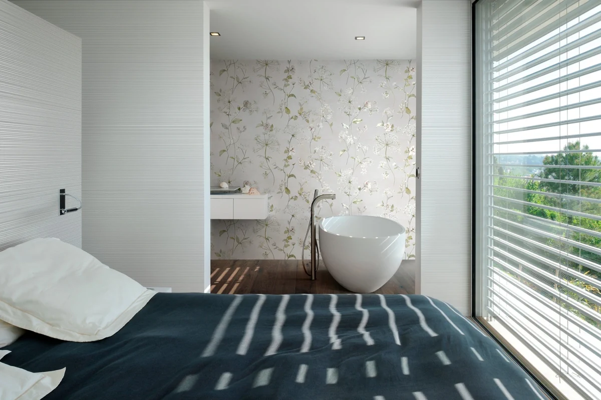 Gres Marazzi WHITE DECO efekt kolor - aranzacja w korytarzu z naturalnym swiatlem
