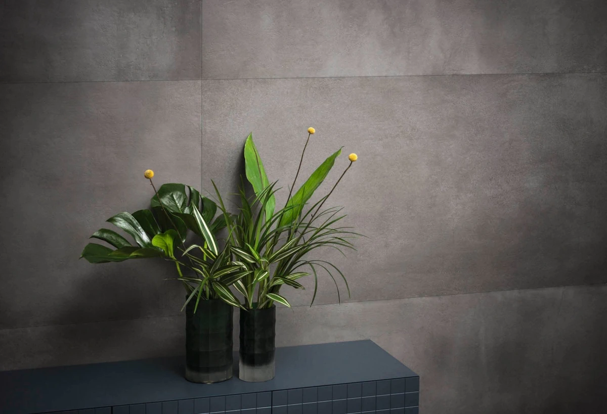 Gres Marazzi POWDER efekt beton - aranzacja w przestronnym holu