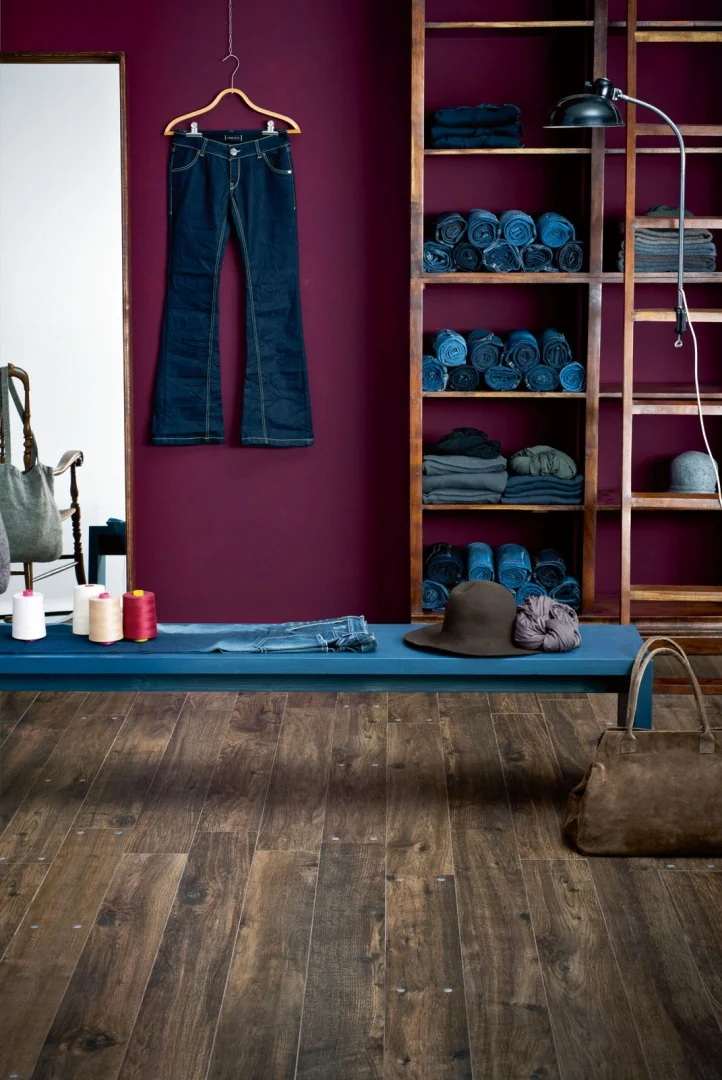 Gres Marazzi TREVERKHOME efekt drewno - aranzacja w korytarzu z naturalnym swiatlem