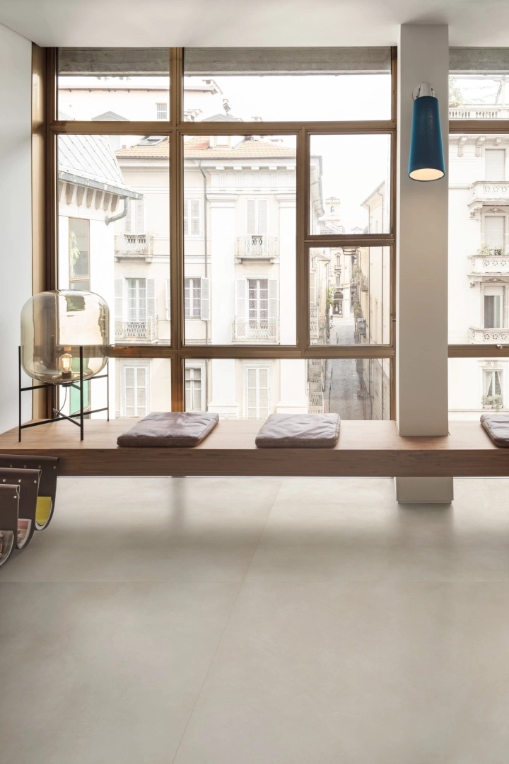 Gres Marazzi GRANDE RESIN LOOK efekt żywica - aranzacja w korytarzu z naturalnym swiatlem