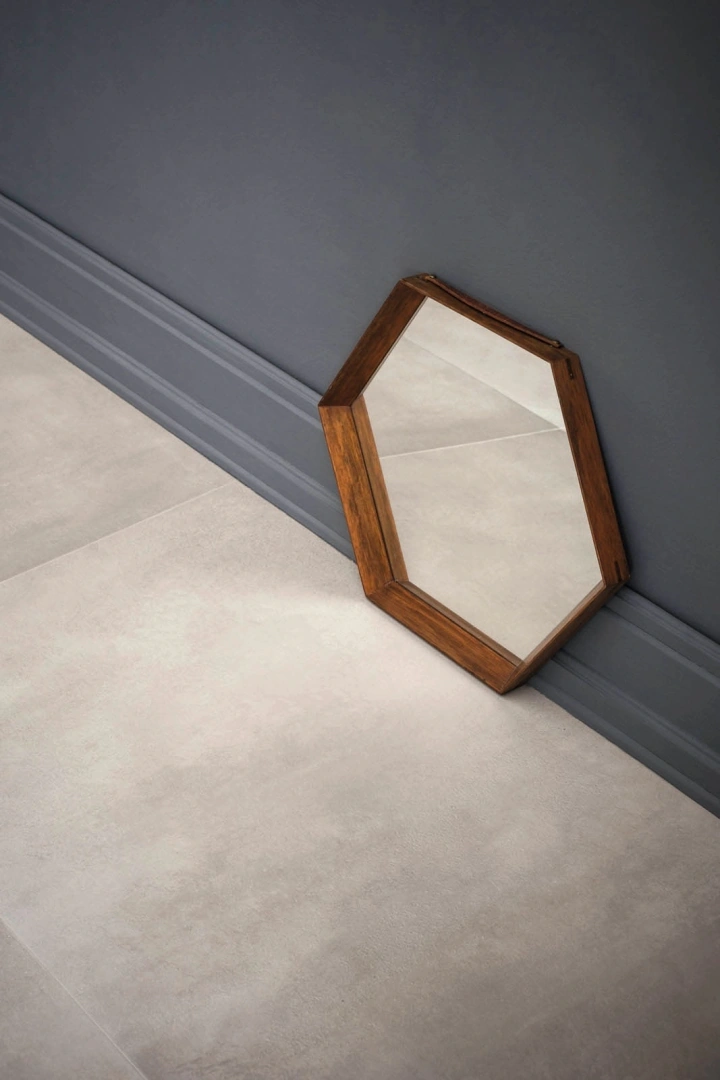 Gres Marazzi POWDER efekt beton - aranzacja w nowoczesnym salonie
