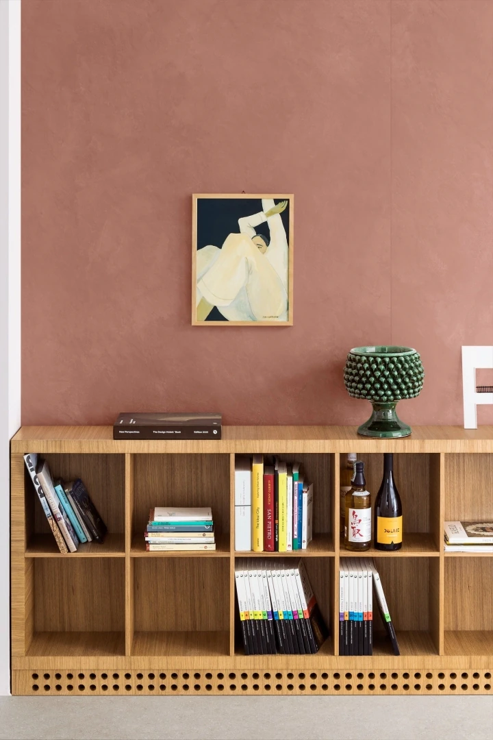 Gres Marazzi GRANDE RESIN LOOK efekt żywica - aranzacja w strefie dziennej z duzymi przeszkleniami
