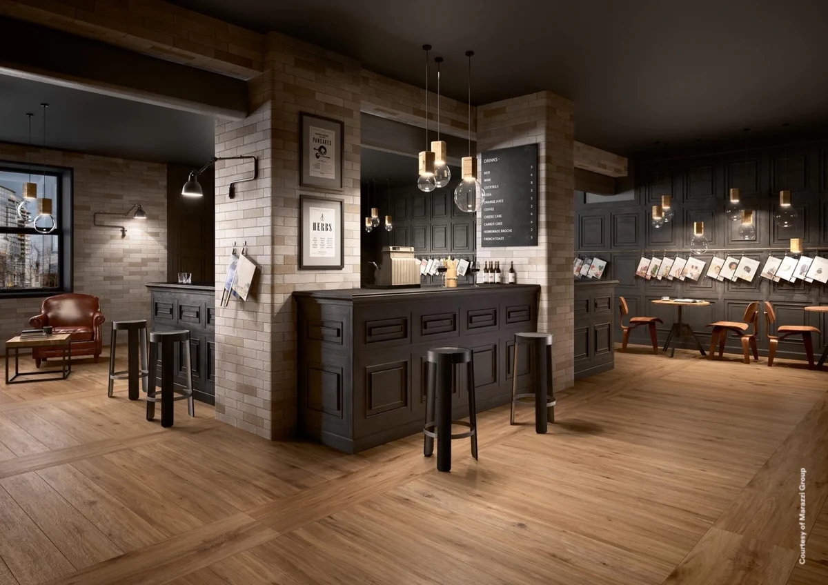 Gres Marazzi TREVERKTREND efekt drewno - aranzacja w przy kominku