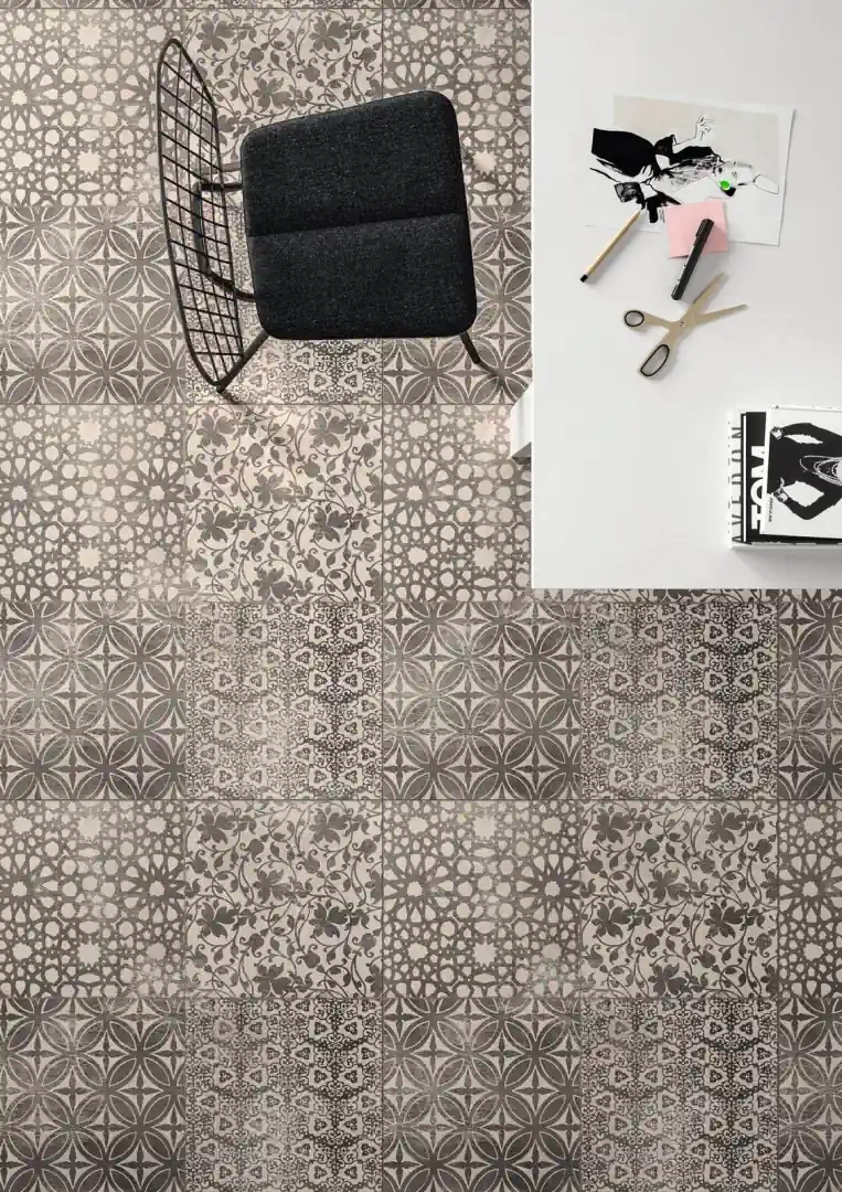 Gres Marazzi POWDER efekt beton - aranzacja w korytarzu z naturalnym swiatlem