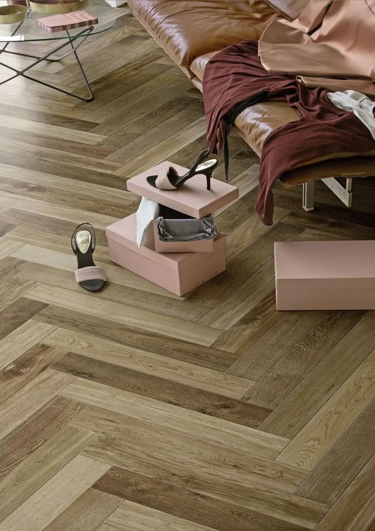 Gres Marazzi TREVERKFUSION efekt drewno - aranzacja w przestronnym holu