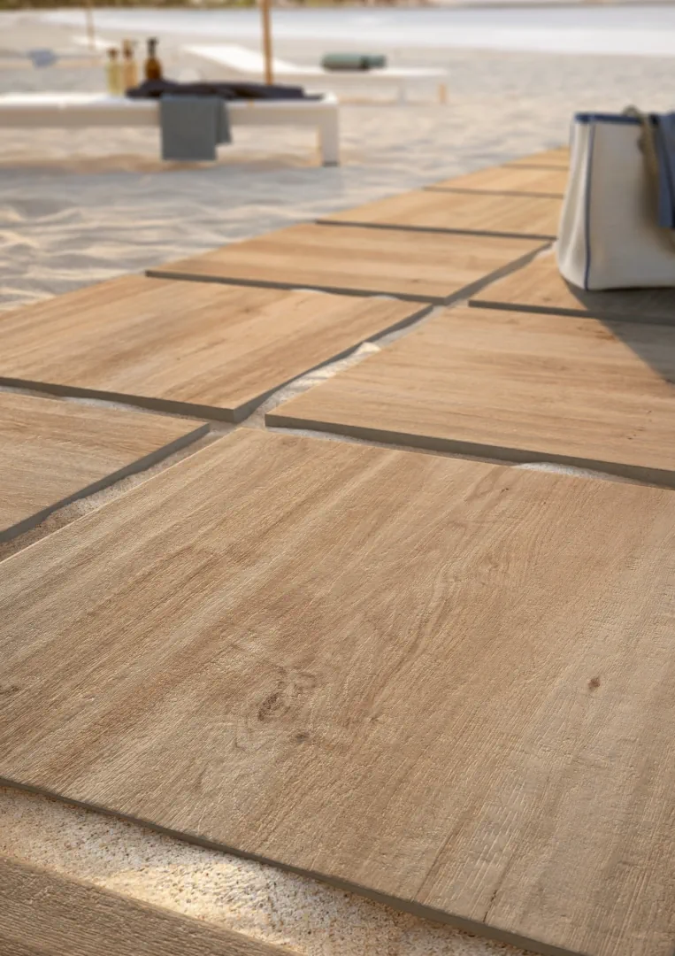 Gres Marazzi TREVERKHOME efekt drewno - aranzacja w strefie dziennej z duzymi przeszkleniami