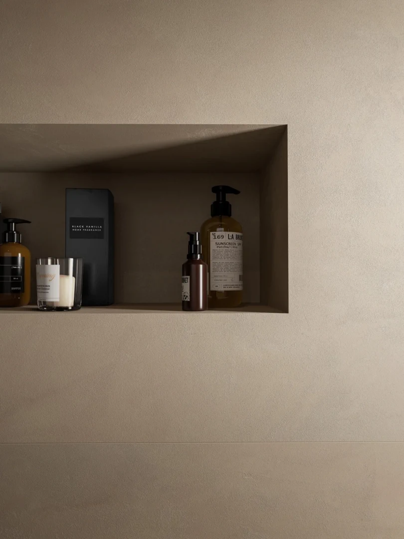Gres Marazzi GRANDE RESIN LOOK efekt żywica - aranzacja w przestronnym holu
