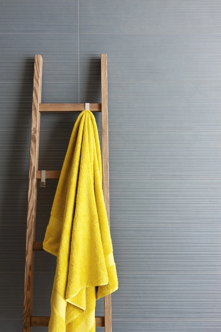 Gres Marazzi CHALK efekt beton - aranzacja w przestronnym holu