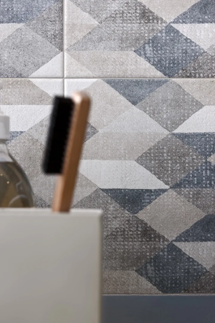 Gres Marazzi CHALK efekt beton - aranzacja w przy kominku