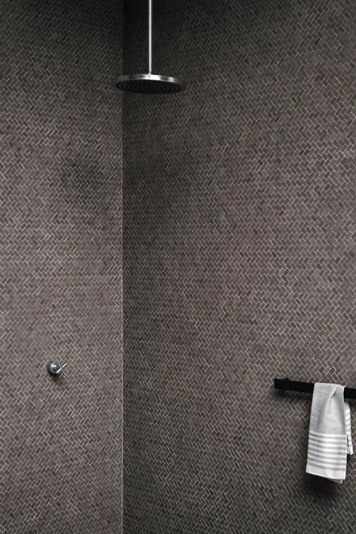 Gres Marazzi POWDER efekt beton - aranzacja w strefie dziennej z duzymi przeszkleniami