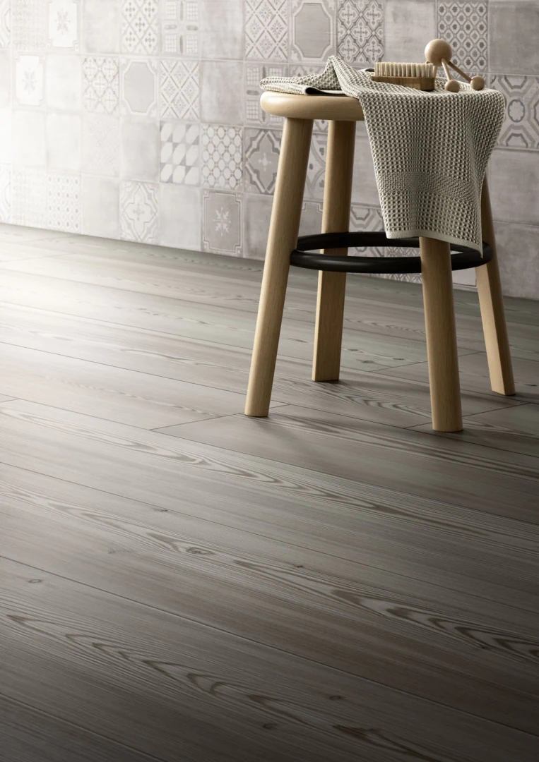 Gres Marazzi TREVERKTREND efekt drewno - aranzacja w korytarzu z naturalnym swiatlem
