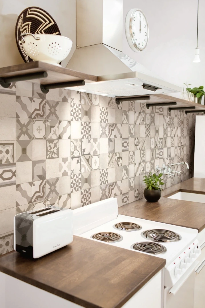 Gres Marazzi WORK efekt beton - aranzacja w strefie dziennej z duzymi przeszkleniami