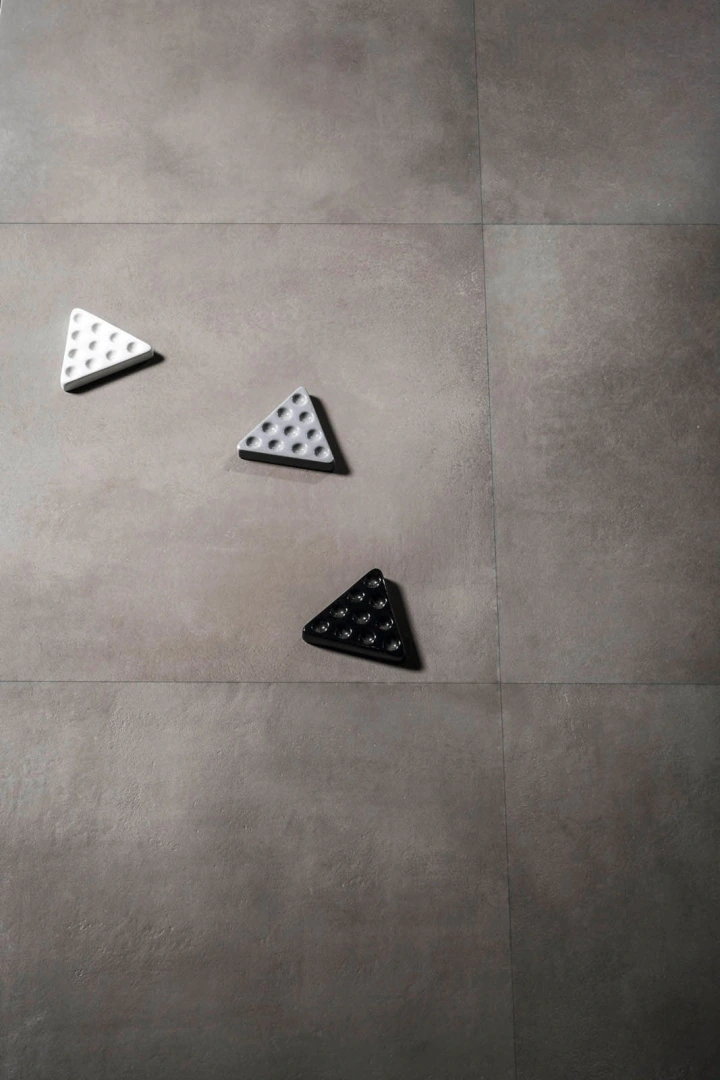 Gres Marazzi POWDER efekt beton - aranzacja w przy kominku