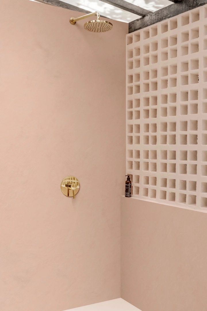 Gres Marazzi GRANDE RESIN LOOK efekt żywica - aranzacja w eleganckiej lazience
