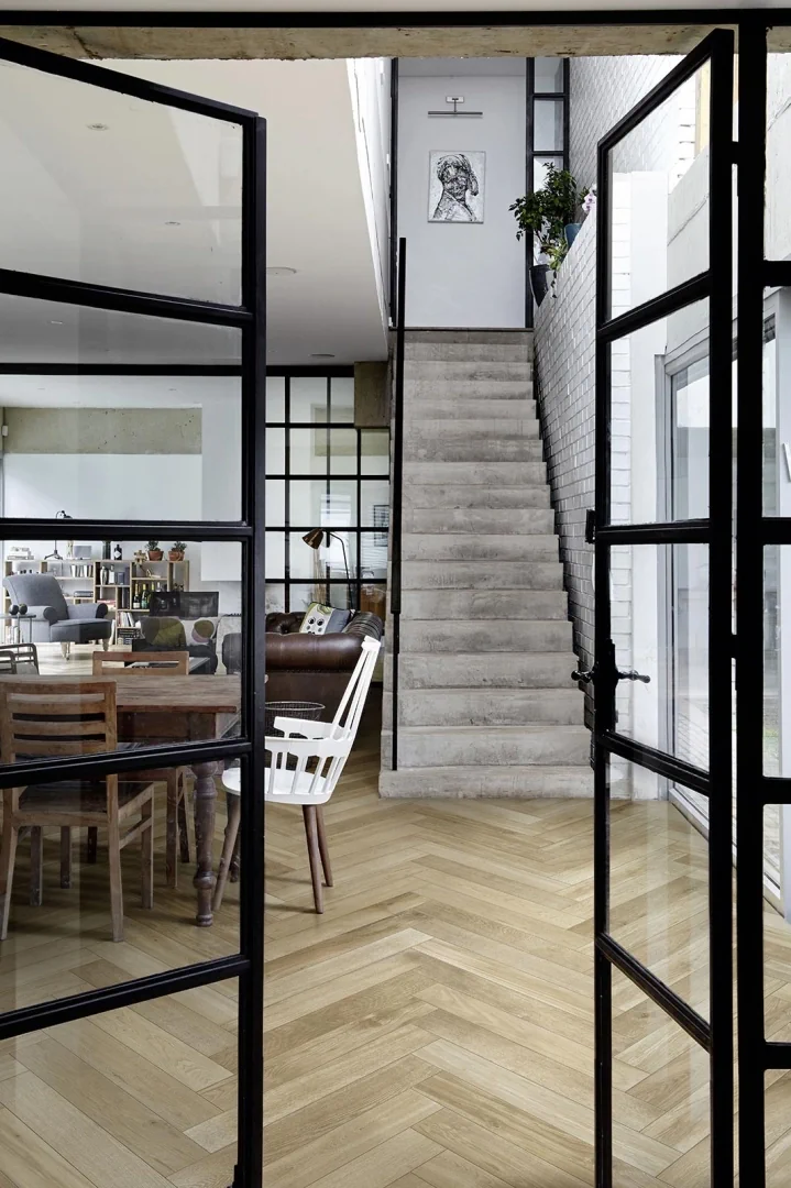 Gres Marazzi TREVERKFUSION efekt drewno - aranzacja w minimalistycznym wnetrzu