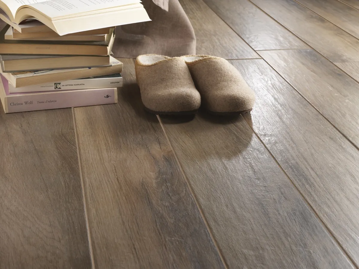 Gres Marazzi TREVERKMOOD efekt drewno - aranzacja w nowoczesnym salonie