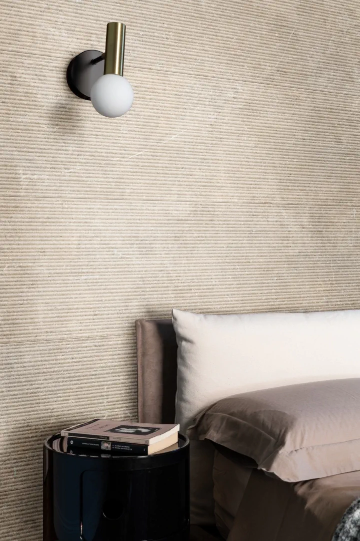 Gres Marazzi LIMESTONE WALL efekt beton - aranzacja w korytarzu z naturalnym swiatlem