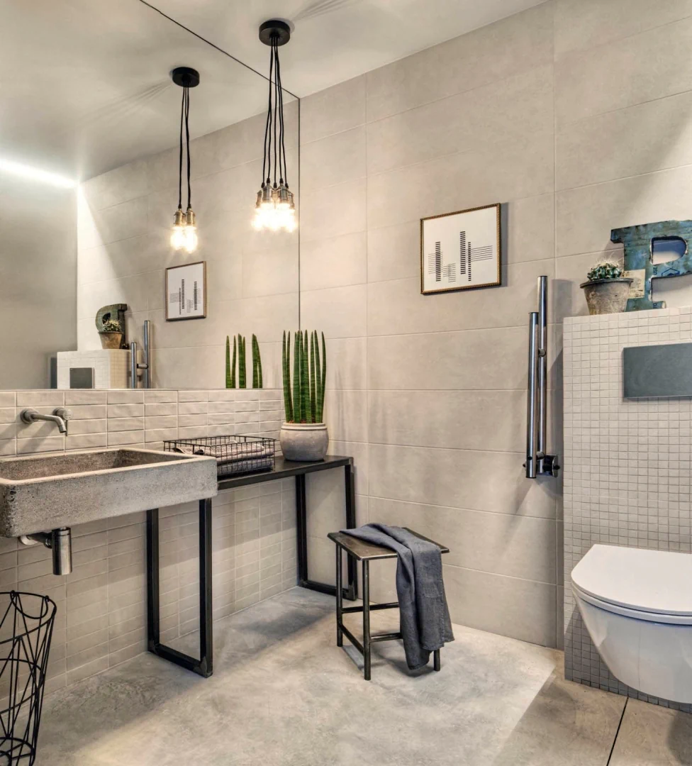 Gres Marazzi CHALK efekt beton - aranzacja w korytarzu z naturalnym swiatlem