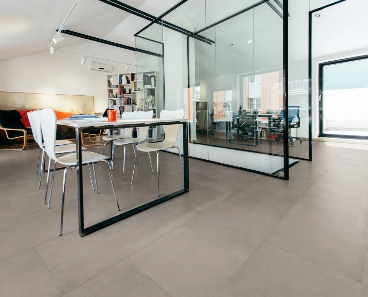 Gres Marazzi APPEAL efekt beton - aranzacja w przestronnym holu