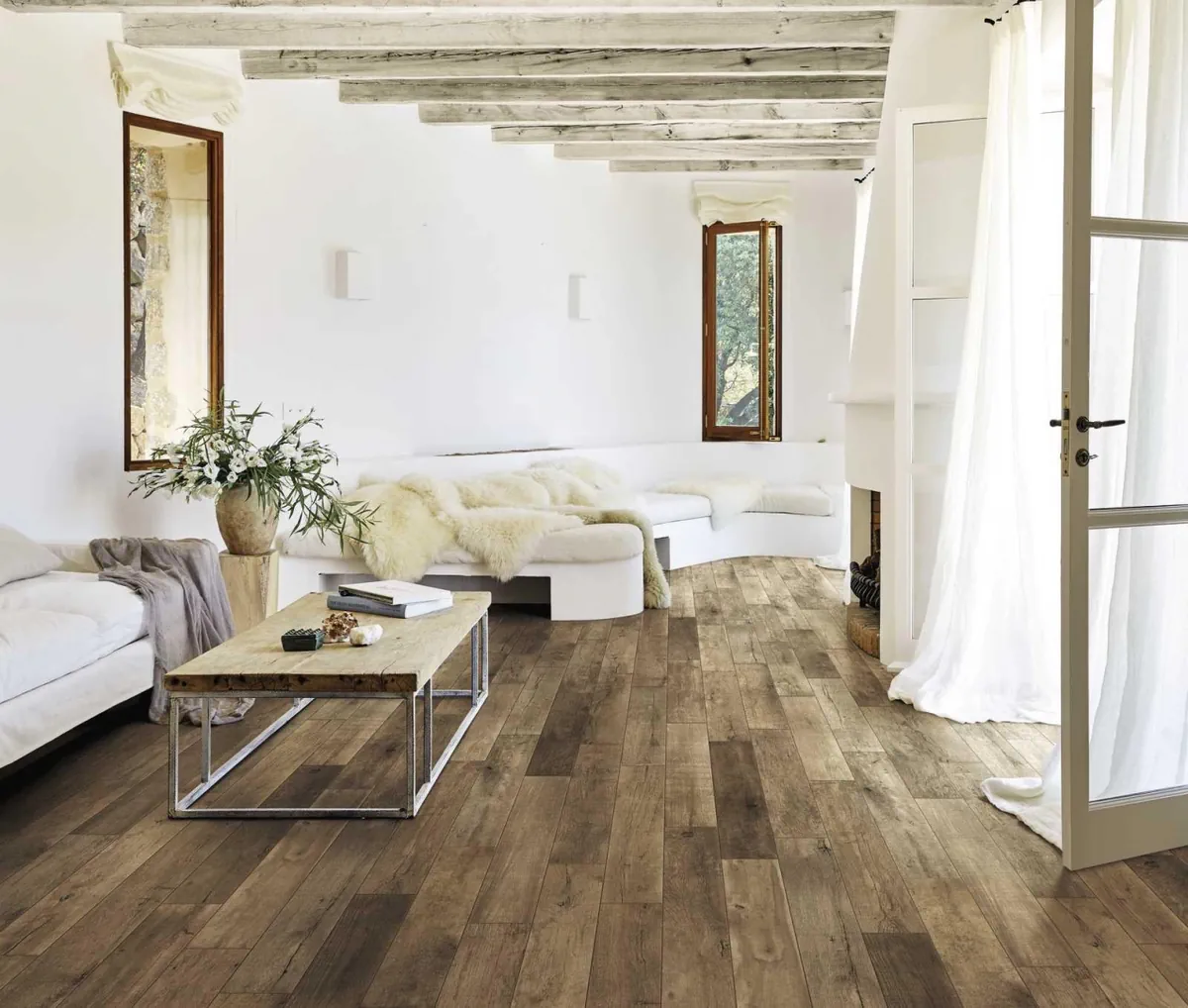 Gres Marazzi TREVERKSTAGE efekt drewno - aranzacja w przy kominku