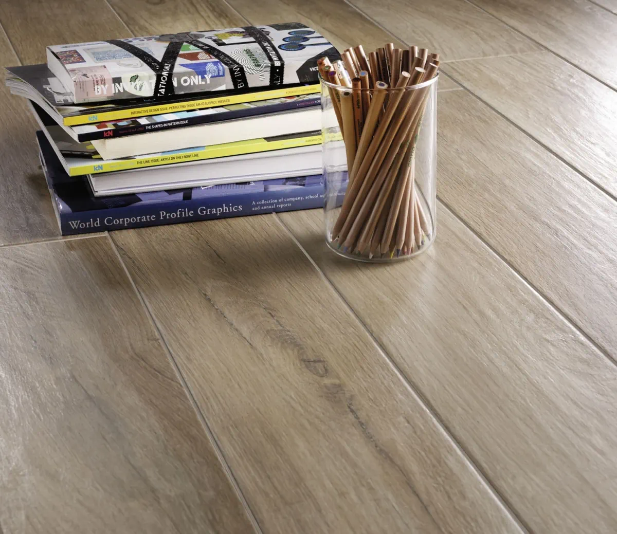 Gres Marazzi TREVERKMOOD efekt drewno - aranzacja w korytarzu z naturalnym swiatlem